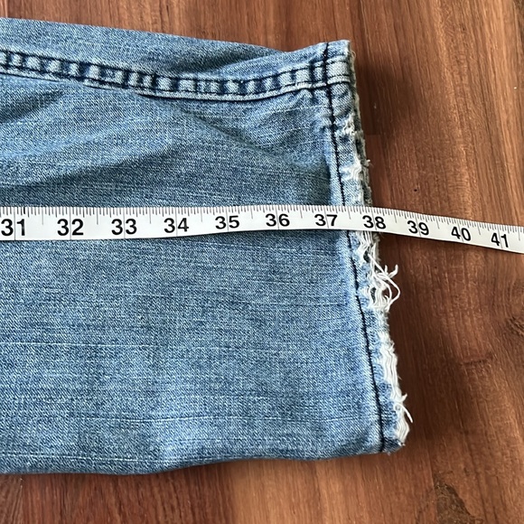 Woman’s Armani Exchange Distress Style Jeans Lightwash Size 34 - Picture 8 of 12